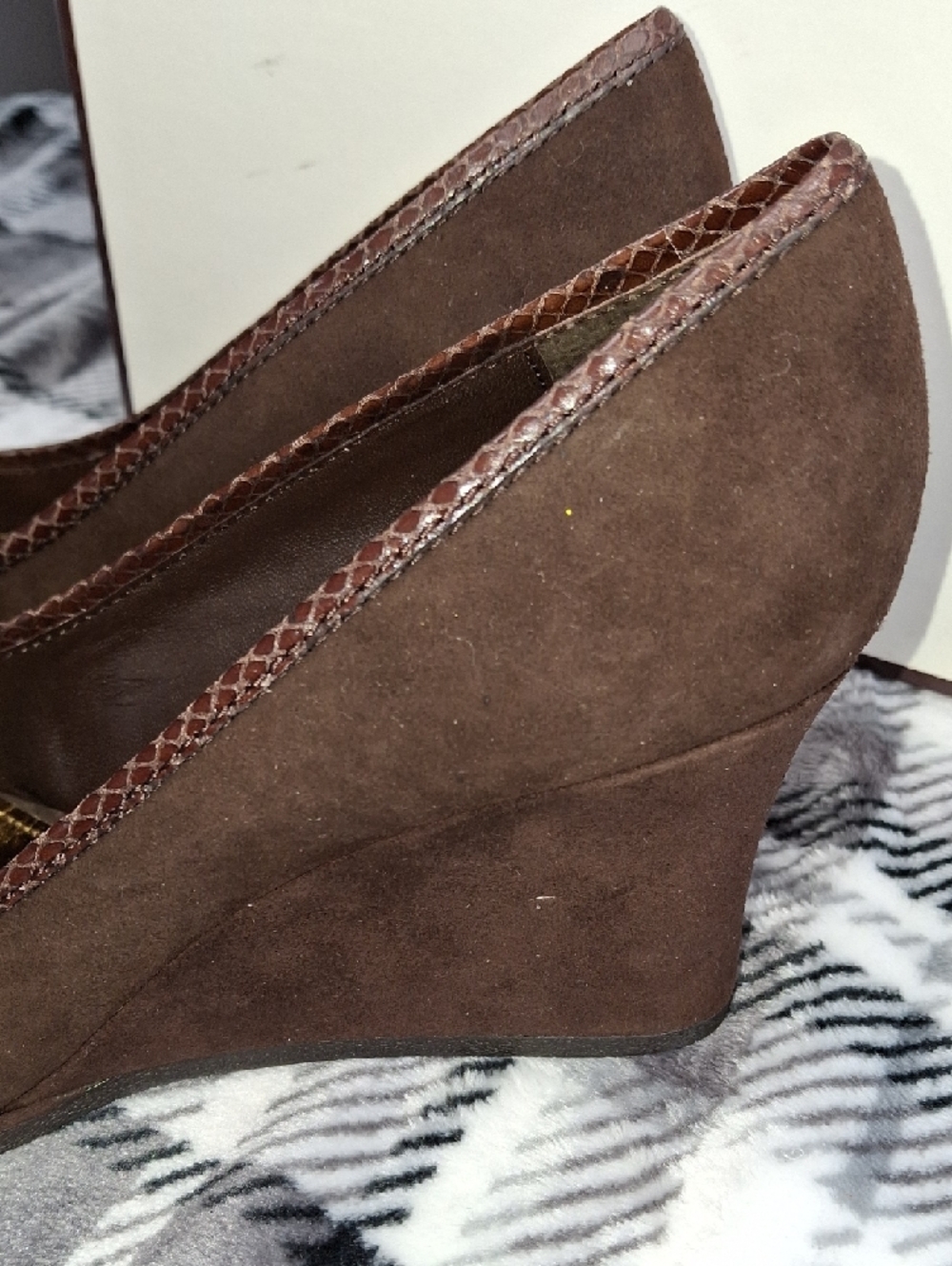 Vintage Coach Brown Suede Bow Pumps with Gold Insole - Picture 5 of 15